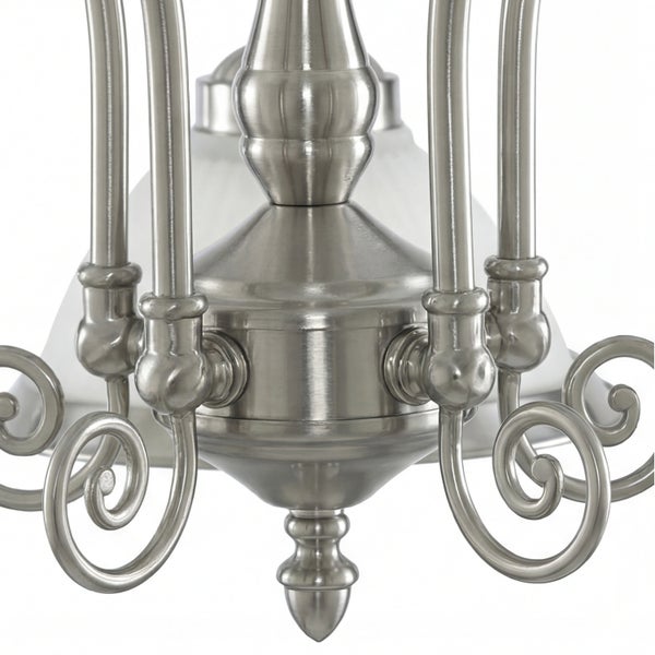 Deckenleuchte aus Metall mit geschwungenen Verzierungen und Glaslampenschirmen im klassischen Design