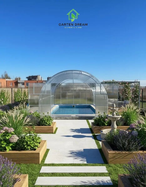 Moderner Garten mit Pool unter transparenter Rundüberdachung, symmetrischen Hochbeeten aus Holz und Gartenbrunnen. Garten Dream Logo.