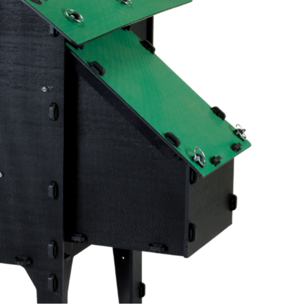 Detailansicht eines Hühnerstall-Nistkastens aus schwarzem Kunststoff mit grünem Dach und Metallverschlüssen.