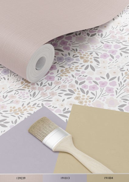 Szene mit einer Rolle Tapete mit Gittermuster, einer Tapete mit Blumenmuster, einem Pinsel und Farbmustern