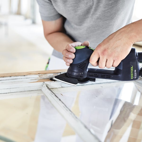 Person schleift Fensterrahmen mit einem Festool Schleifer