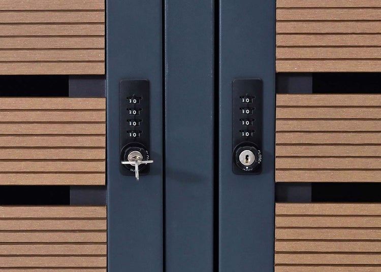 Detailansicht eines Schranks mit Zahlenkombinationsschloss und Schlüssel