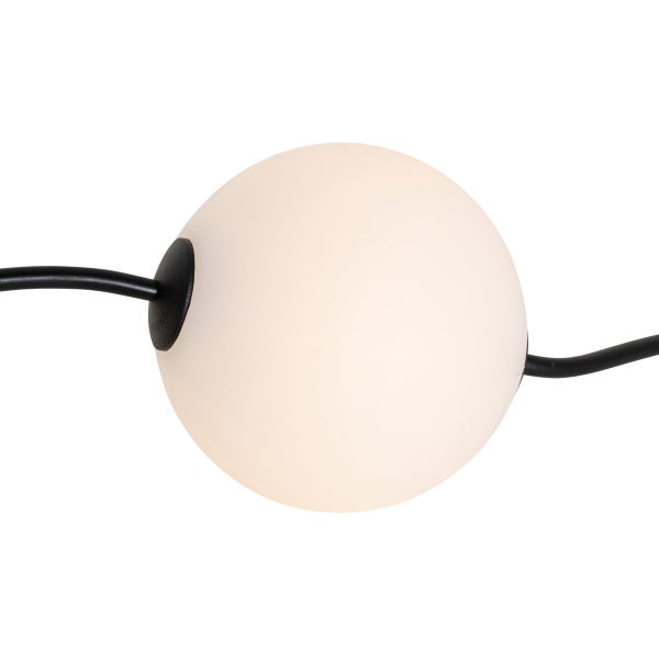 Detailaufnahme einer Lichterkette mit runden Lampenschirmen