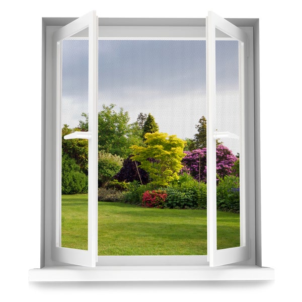 Geöffnetes Fenster mit Insektenschutzgitter und Blick auf einen Garten.