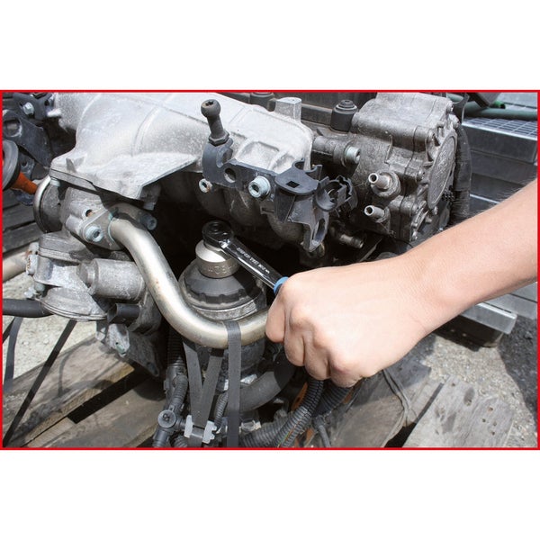 Bosch Logo Ölfilter wird mit einem Schraubenschlüssel entfernt.