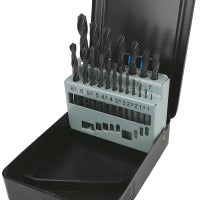 HSS-Spiralbohrer-Set in einer schwarzen Metallkassette mit Größenmarkierungen für verschiedene Bohrdurchmesser.