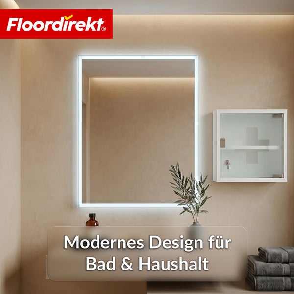 Floordirekt Logo. Moderner rechteckiger Badezimmerspiegel mit integriertem LED-Lichtrahmen an einer Wand neben einem weißen Arzneischrank.