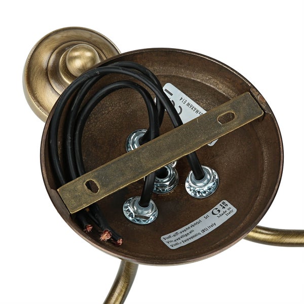 Detailaufnahme einer Deckenleuchte mit Verkabelung und Befestigung