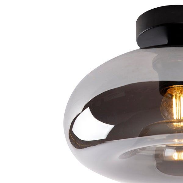 Nahaufnahme einer Deckenleuchte mit Glasschirm