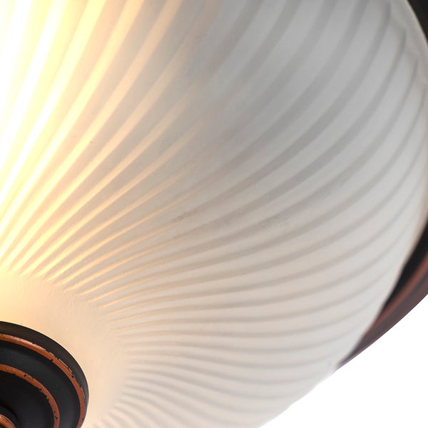 Detailaufnahme einer Deckenleuchte mit weißem Lampenschirm