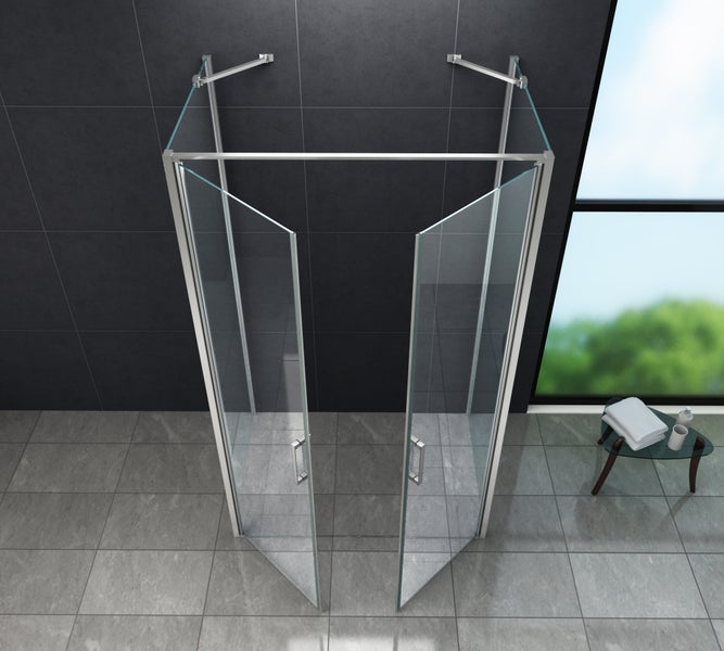 U-förmige Duschkabine aus Glas mit zwei Pendeltüren und Chrom-Profilen in einem modernen Badezimmer mit grauen Fliesen.