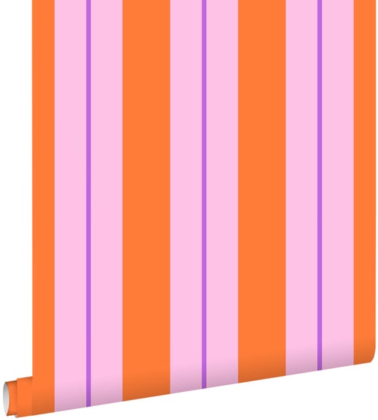 Tapetenrolle mit Streifenmuster