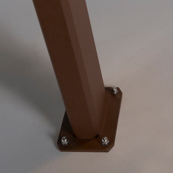 Brauner Pfostenfuß aus Metall mit Bodenplatte und drei silbernen Hutmuttern zur Befestigung.