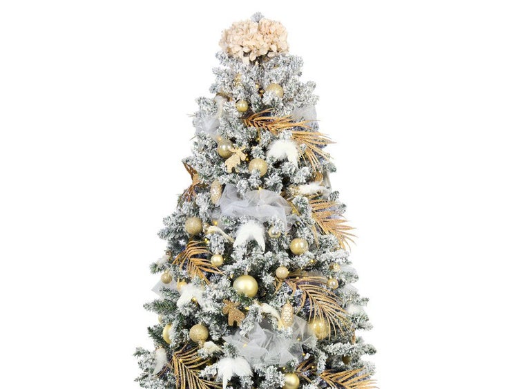 Ein verschneiter Weihnachtsbaum mit goldener Dekoration, Christbaumkugeln, Kunstblumen und feinen Textilbändern als stilvoller Weihnachtsschmuck.