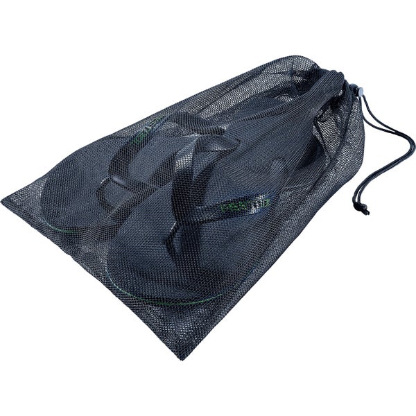 Badeschuhe in einem Netzbeutel