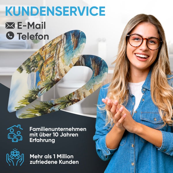 Lächelnde Frau neben einem WC Sitz mit mediterranem Motiv und Informationen zum Kundenservice und zur Erfahrung des Familienunternehmens.