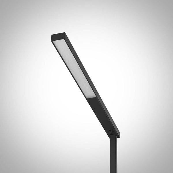 Schwarzer Lampenkopf einer LED-Schreibtischleuchte in flachem, rechteckigem Design.