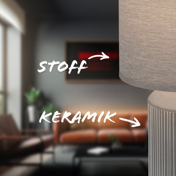 Moderne Tischlampe mit Stoffschirm und geriffeltem Keramikfuß in einem hellen Wohnzimmer mit Sofa und Sessel.