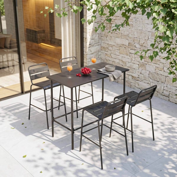 Modernes Garten-Barset mit rechteckigem Metalltisch und vier passenden Barhockern auf einer hellen Steinterrasse vor einer Natursteinwand.