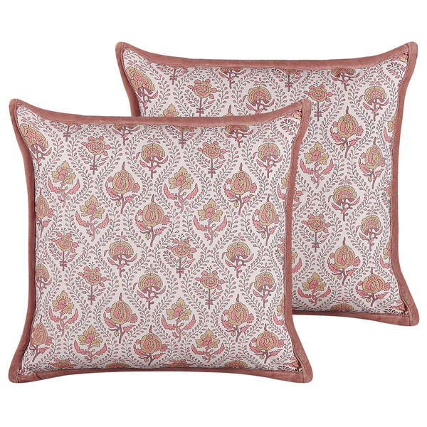 Zwei quadratische Dekokissen mit floralem Muster in Rosa und Gelb sowie umlaufender Biese.