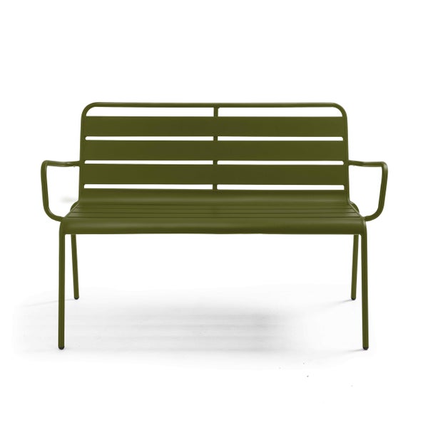 Gartenbank aus Metall in Grün mit Armlehnen und Querstreben an Rückenlehne und Sitzfläche.