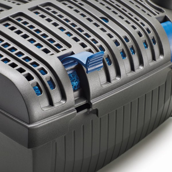 Nahaufnahme eines Teichfilters aus Kunststoff mit Gitterdeckel, blauem Verschlussclip und sichtbarem blauem Filterschwamm.