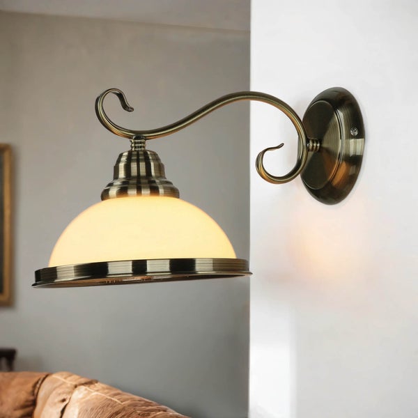 Wandleuchte mit Lampenschirm aus Glas