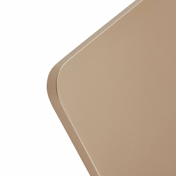 Detailansicht einer abgerundeten Ecke eines beigen Heizkörpers aus Metall.