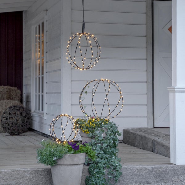 Dekorative Lichtobjekte in Kugelform mit LED Lichtern auf einer Veranda