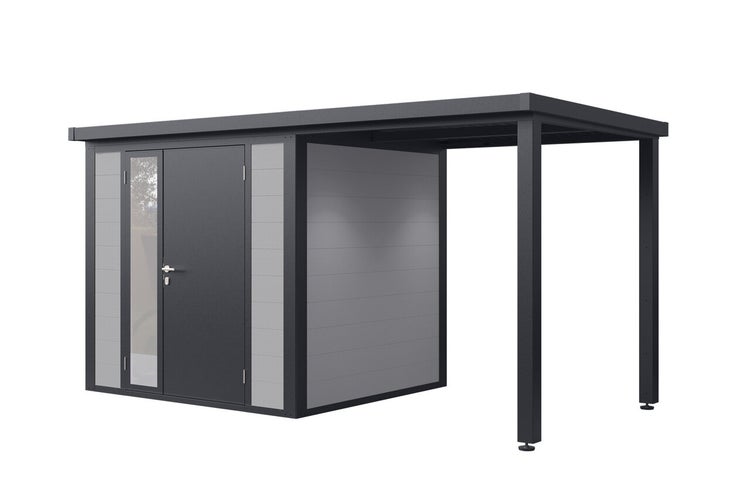 Modernes Gartenhaus mit integriertem Schleppdach und Seiteneingangstür mit Glaseinsatz, robuste Konstruktion aus Metall und Holzpaneelen.