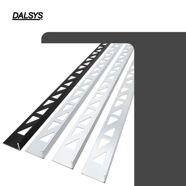 Dalsys Logo. Mehrere Fliesenschienen in L-Form mit dreieckigen Ausstanzungen für Fliesenabschlüsse.