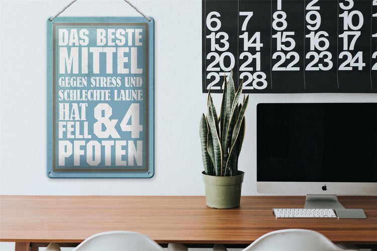 Dekoratives Schild mit der Aufschrift 'Das beste Mittel gegen Stress und schlechte Laune hat Fell und vier Pfoten' mit den Maßen 20 x 30 cm.