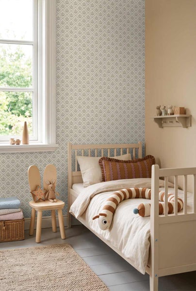 Hell eingerichtetes Kinderzimmer mit Holzbett, floral gemusterter Tapete und einem Holzstuhl mit Hasenohren in skandinavischem Design.