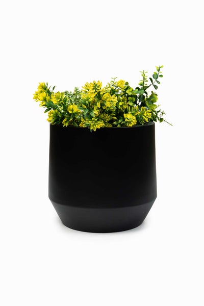 Schwarzer Blumentopf mit konischem Boden und künstlichen gelb-grünen Pflanzen.
