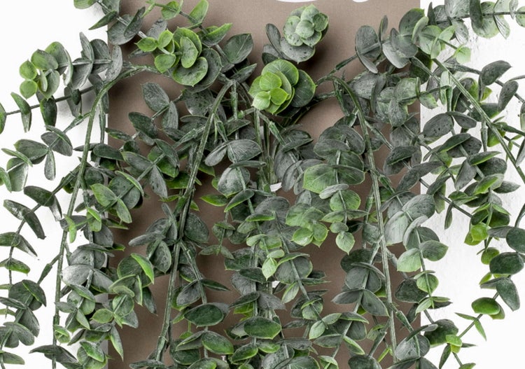 Künstliche Eukalyptus Hängepflanze mit kleinen grünen Blättern zur Dekoration.