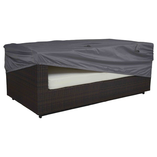 Schutzhülle für Garten-Lounge-Möbel, über ein rechteckiges Sofa aus Polyrattan gezogen.