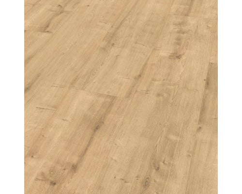Laminatboden mit natürlicher Eichenholzoptik und strukturierter Oberfläche in Dielenform