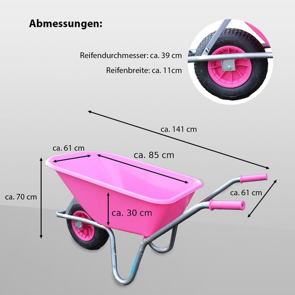 Pinkfarbene Schubkarre mit Maßen: Länge circa 141 Zentimeter, Höhe circa 70 Zentimeter, Wanne circa 85 mal 61 Zentimeter, Rad circa 39 Zentimeter.