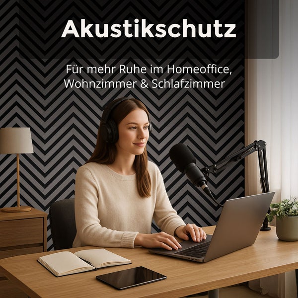 Frau im Homeoffice mit Kopfhörern und Mikrofon vor einer Wand mit Akustikpaneelen im Zickzack-Muster für besseren Akustikschutz.