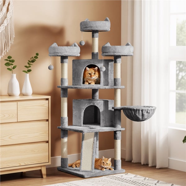 Mehrstöckiger Katzenkratzbaum mit Liegeflächen, Katzenhöhlen und Sisalstämmen im Wohnzimmer
