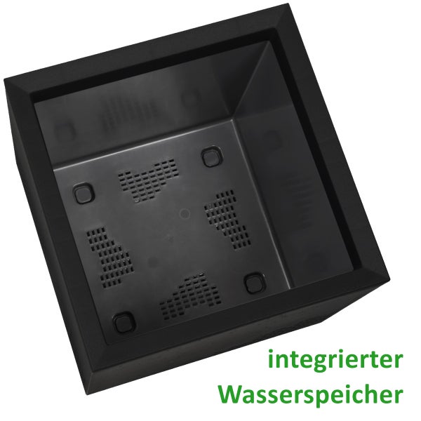 Sonnensegel mit Stahlpfosten auf einem Platz