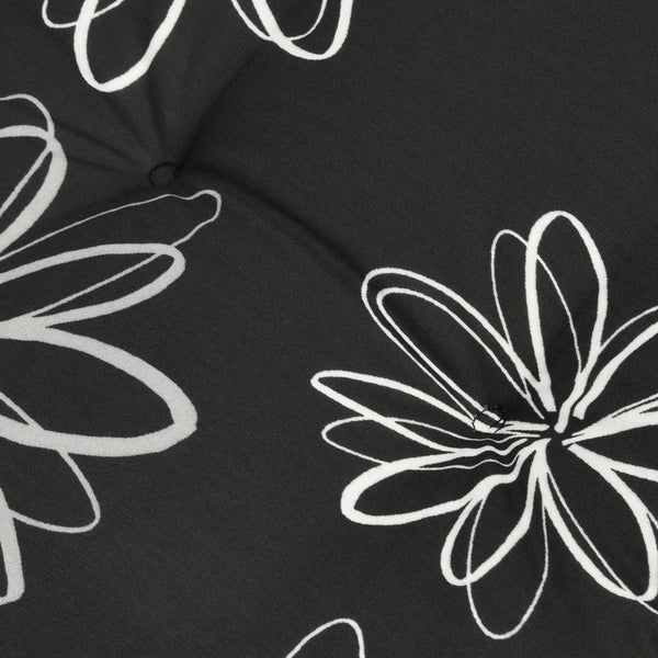 Detailaufnahme eines Kissens mit Blumenmuster