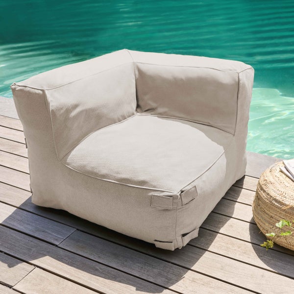 Beige Eck-Lounge-Sitzsack aus Stoff auf einer Holzterrasse am Pool, moderner Garten-Sitzsack mit Rückenlehne.