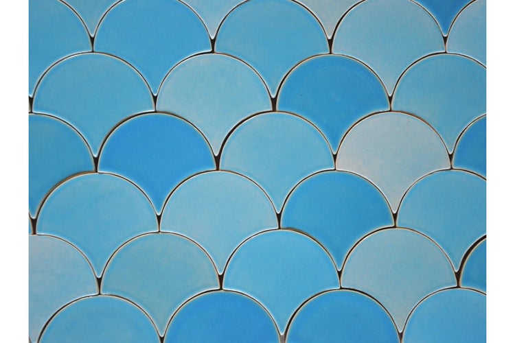 Blaues Mosaik aus Keramik in Fischschuppenform
