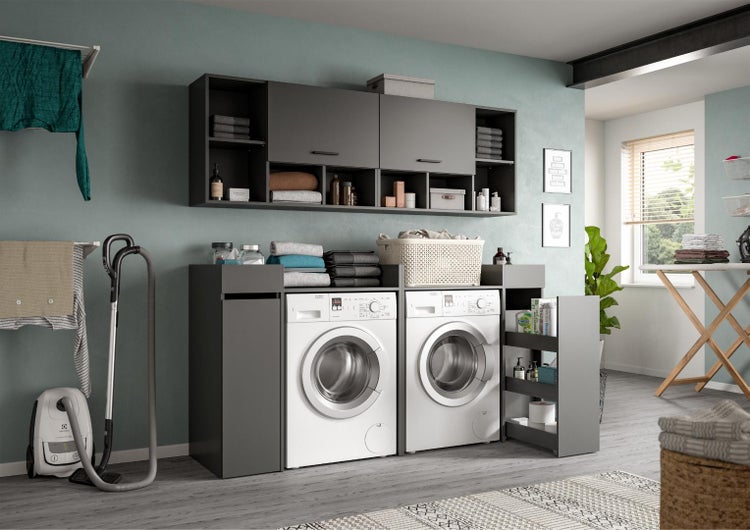 Moderne Waschküche mit Waschmaschine, Trockner, Wandschränken und Stauraum in einem funktionalen und organisierten Design.