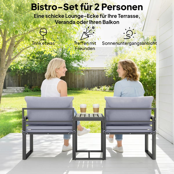 Eine Frau auf einer modernen Metall-Gartenbank auf einer hellen Terrasse. Bank mit integriertem Tisch, Sitz aus Netzgewebe und Polsterkissen.