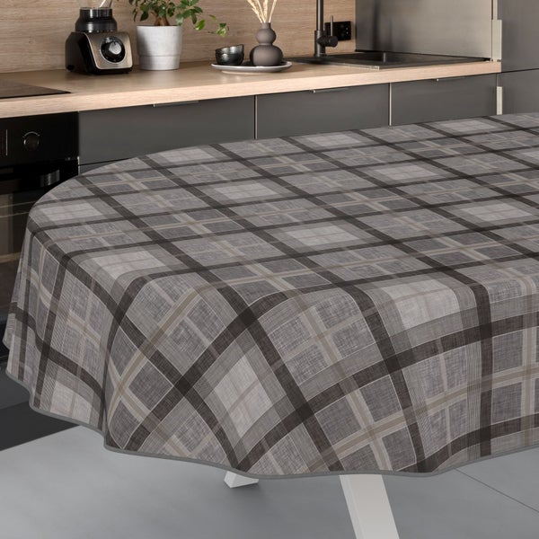 Tisch mit karierter Tischdecke in einer Küche