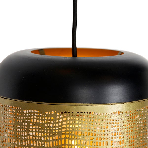 Nahaufnahme einer Hängeleuchte mit perforiertem Lampenschirm