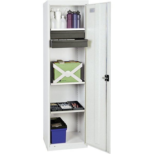 Handwerker in Schutzkleidung auf einer roten Leiter an einem Schaltschrank im industriellen Außenbereich.