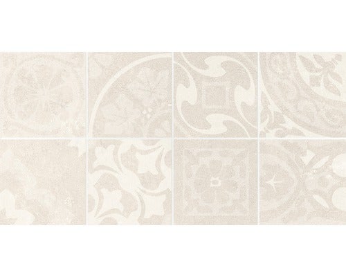 Quadratische Bodenfliesen mit Muster